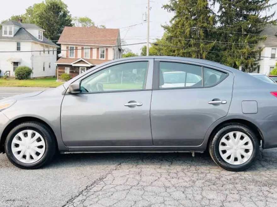 2019 Nissan Versa SV photo 1