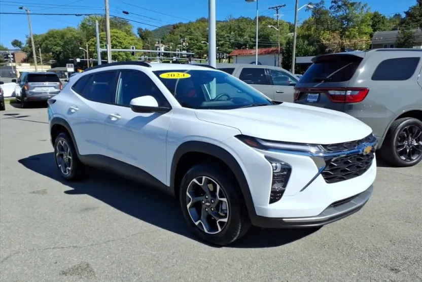 2024 Chevrolet Trax LT photo 1