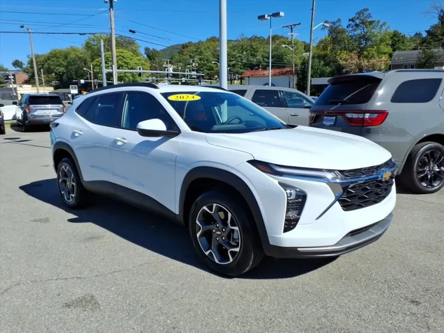 2024 Chevrolet Trax LT photo 1