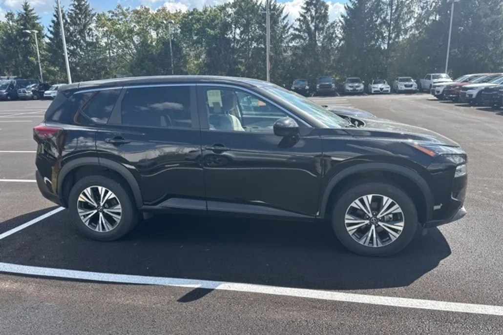 2023 Nissan Rogue SV photo 1