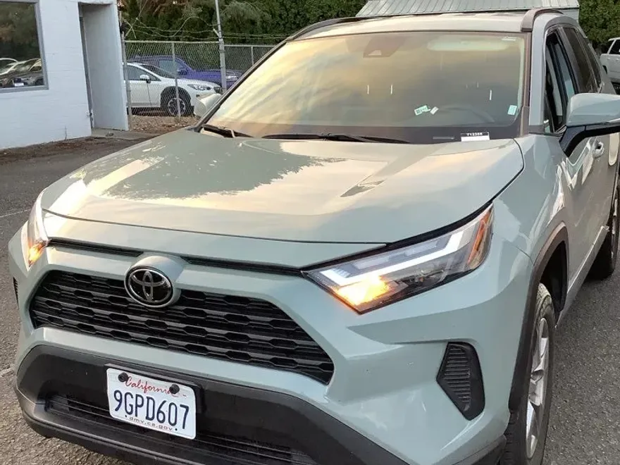 2023 Toyota RAV4 XLE photo 1