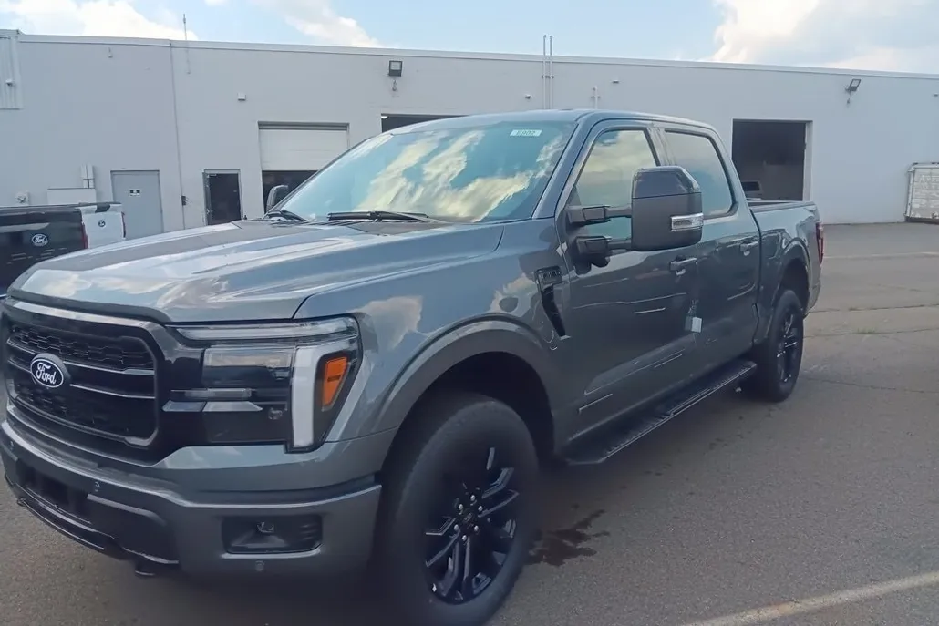 2025 Ford F-150 Lariat photo 1