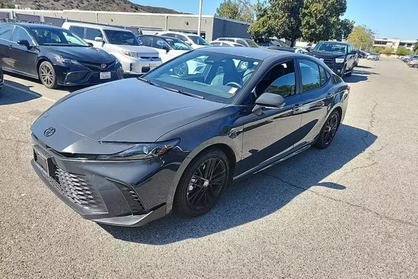 2025 Toyota Camry SE photo 1