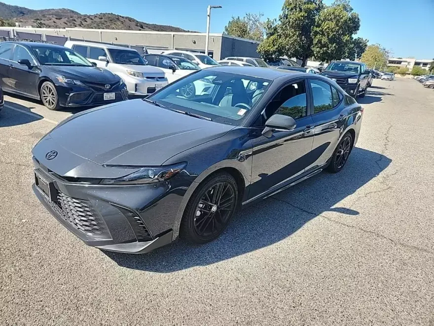 2025 Toyota Camry SE photo 1