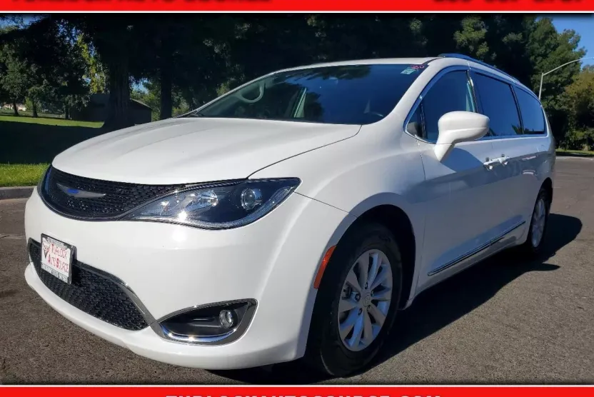 2019 Chrysler Pacifica Touring L photo 1