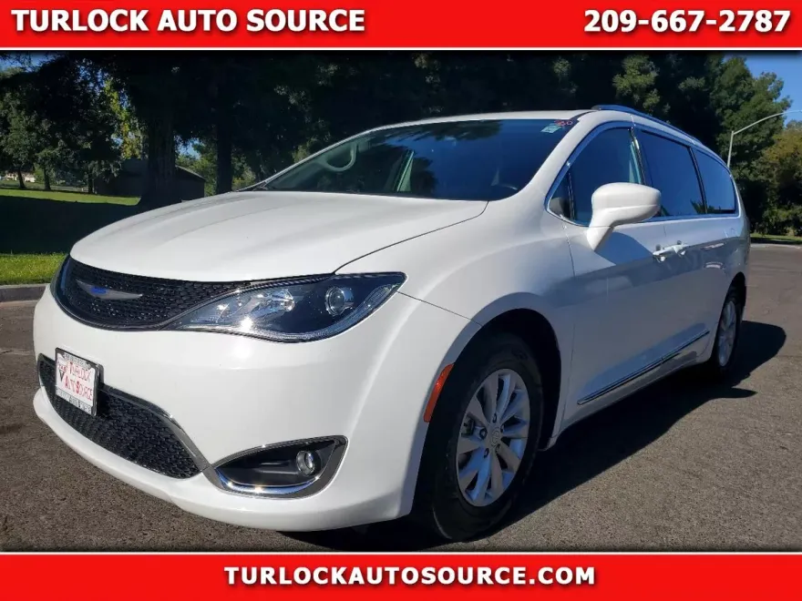 2019 Chrysler Pacifica Touring L photo 1