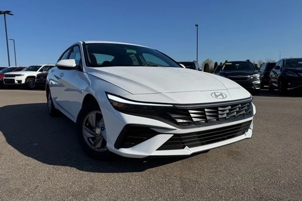 2025 Hyundai Elantra SE photo 1