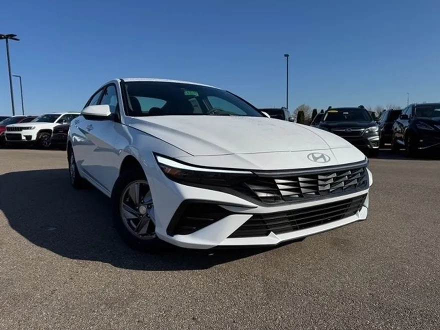 2025 Hyundai Elantra SE photo 1