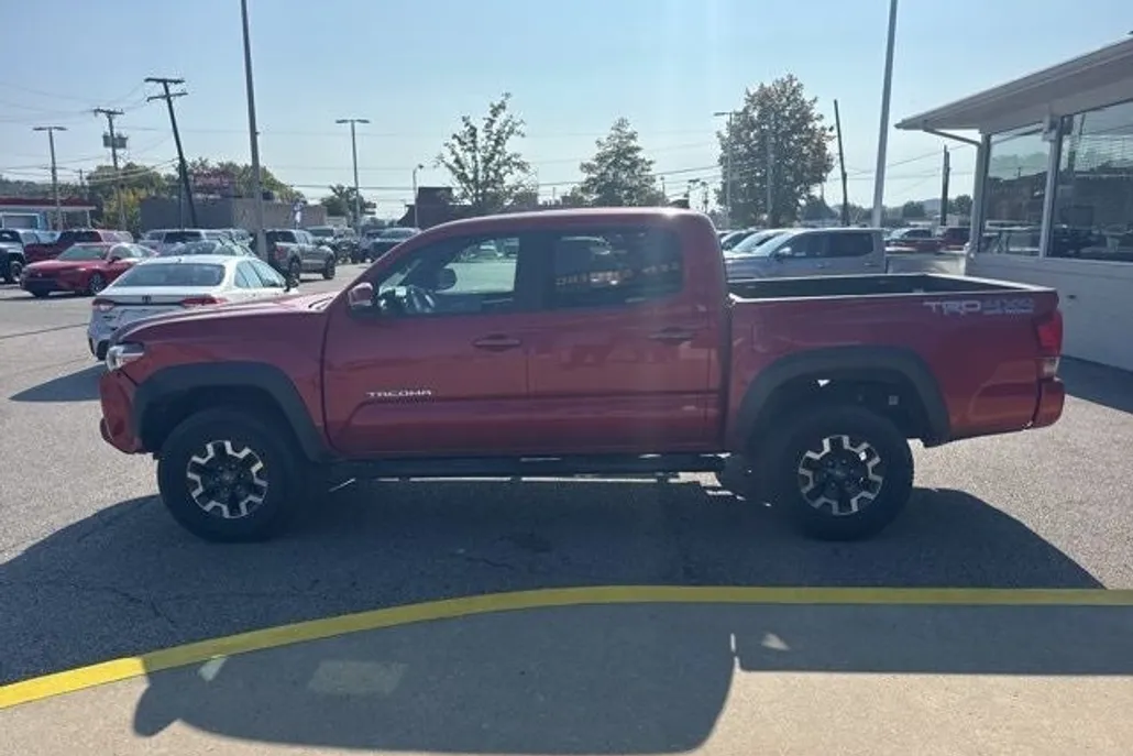 2016 Toyota Tacoma TRD Off-Road photo 1