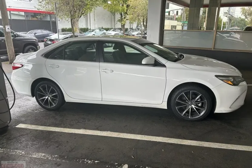 2016 Toyota Camry XSE photo 1
