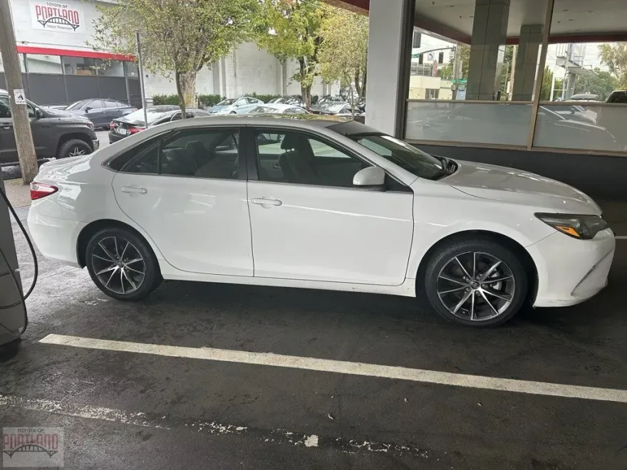 2016 Toyota Camry XSE photo 1