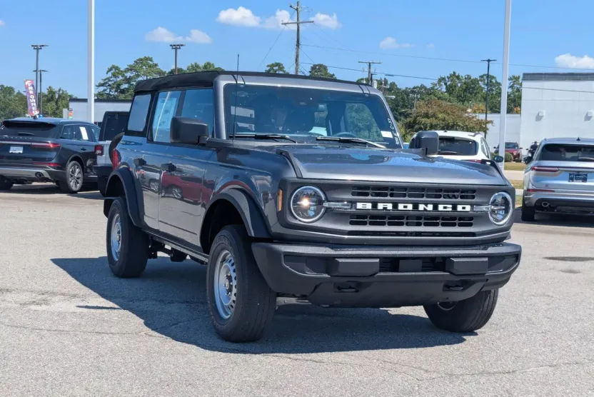 2025 Ford Bronco Base photo 1