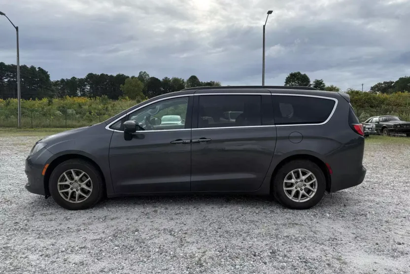 2020 Chrysler Voyager LXi photo 1