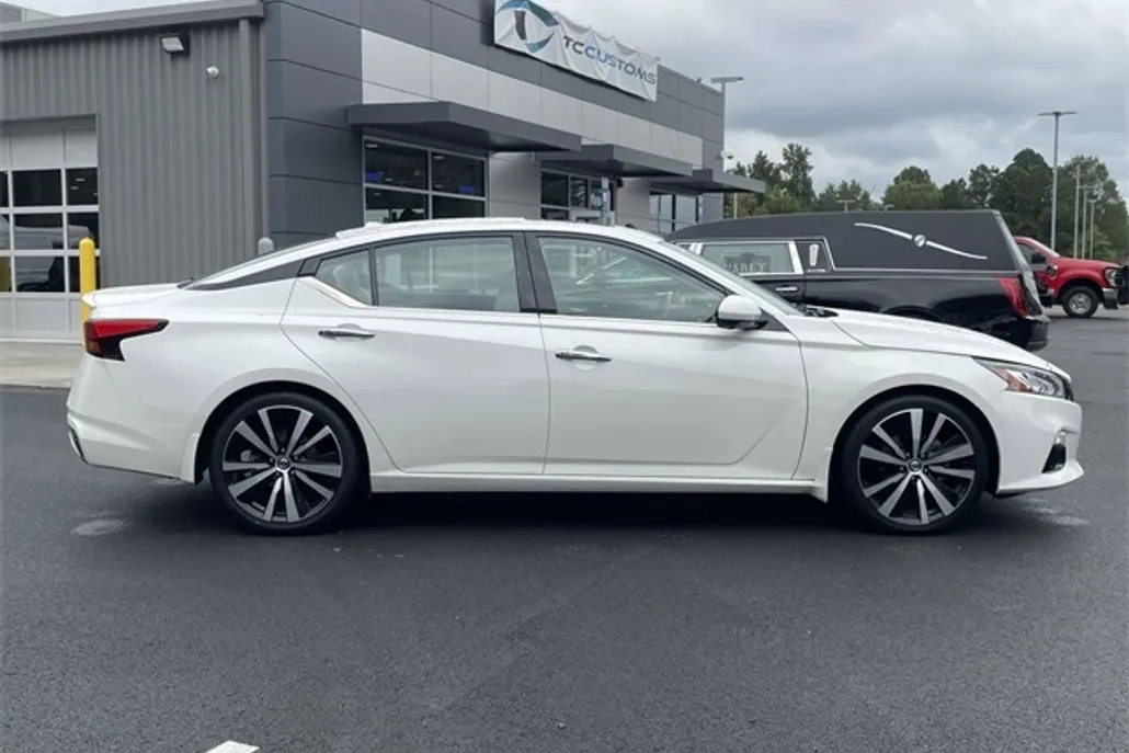 2020 Nissan Altima Platinum photo 1