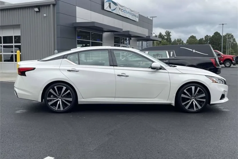 2020 Nissan Altima Platinum photo 1