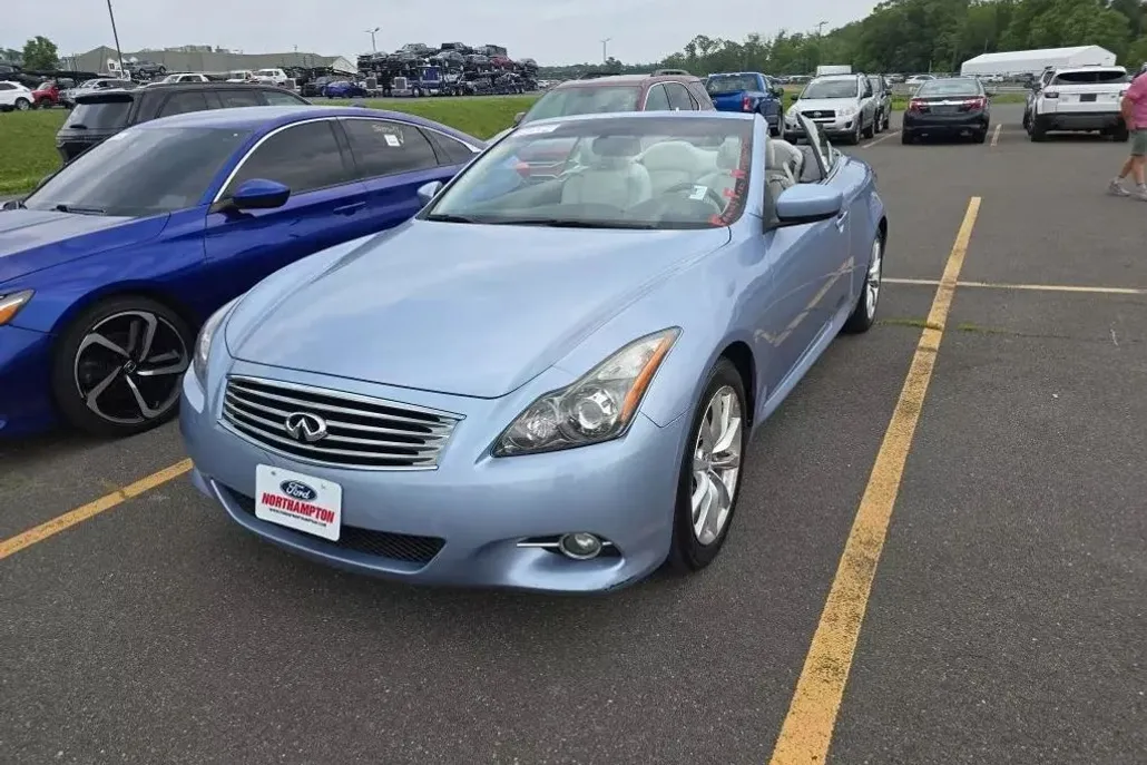 2011 Infiniti G37 Convertible photo 1