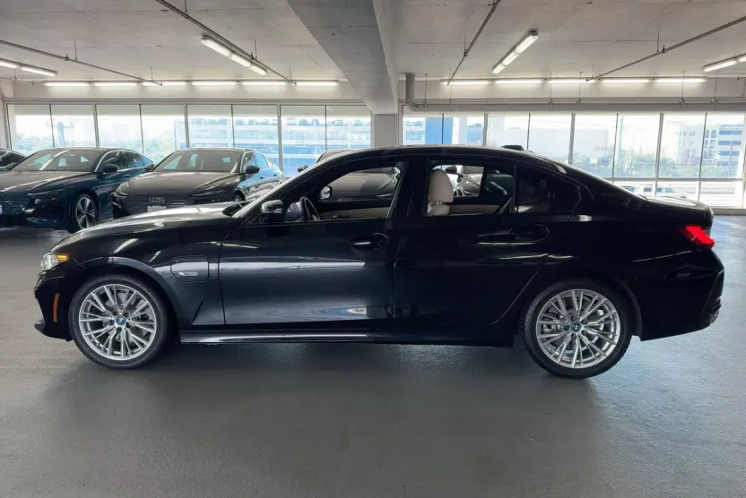 2023 Bmw 330e Sedan photo 1