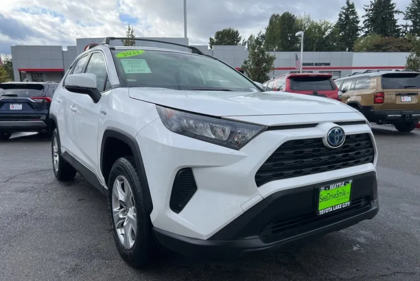 2021 Toyota RAV4 Hybrid LE photo 1