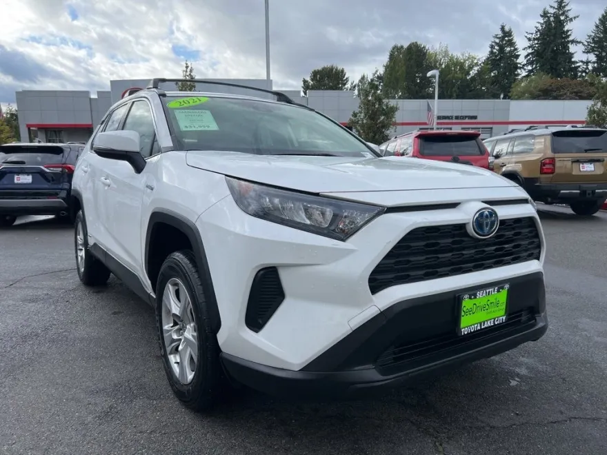 2021 Toyota RAV4 Hybrid LE photo 1