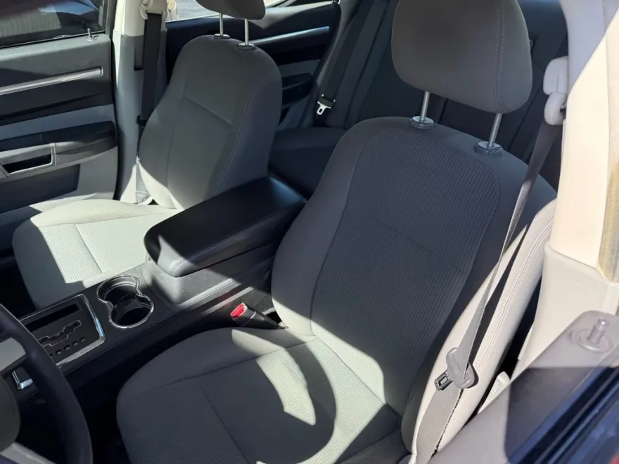 2010 Dodge Charger SXT photo 1