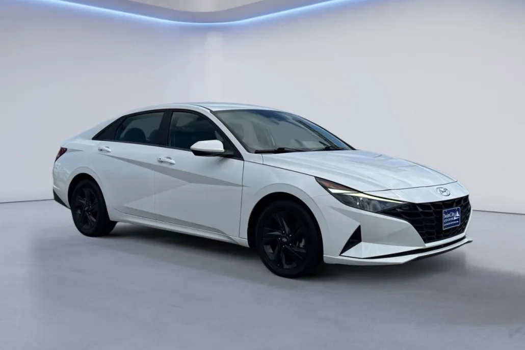 2023 Hyundai Elantra SEL photo 1