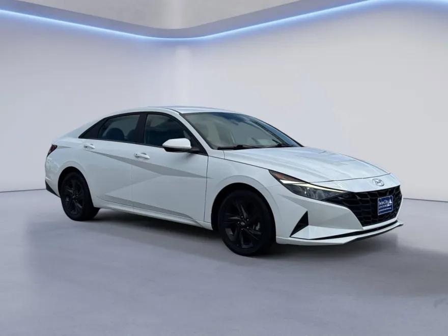 2023 Hyundai Elantra SEL photo 1