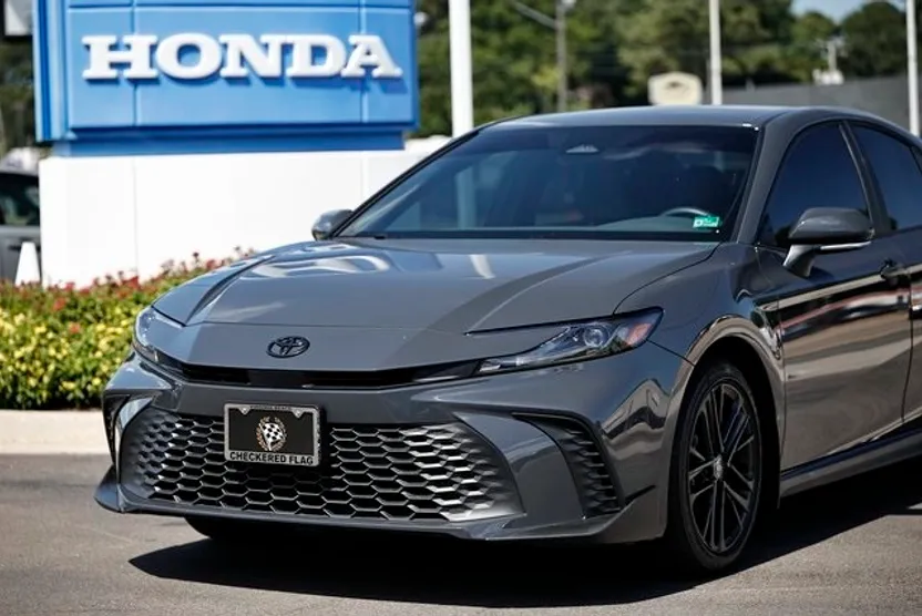 2025 Toyota Camry SE photo 1