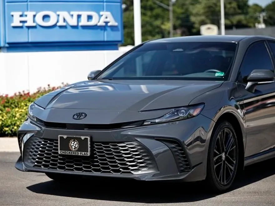 2025 Toyota Camry SE photo 1