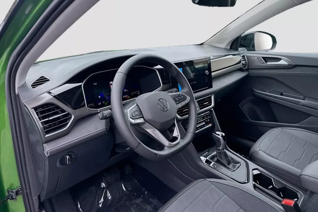 2025 Volkswagen Taos SE photo 1