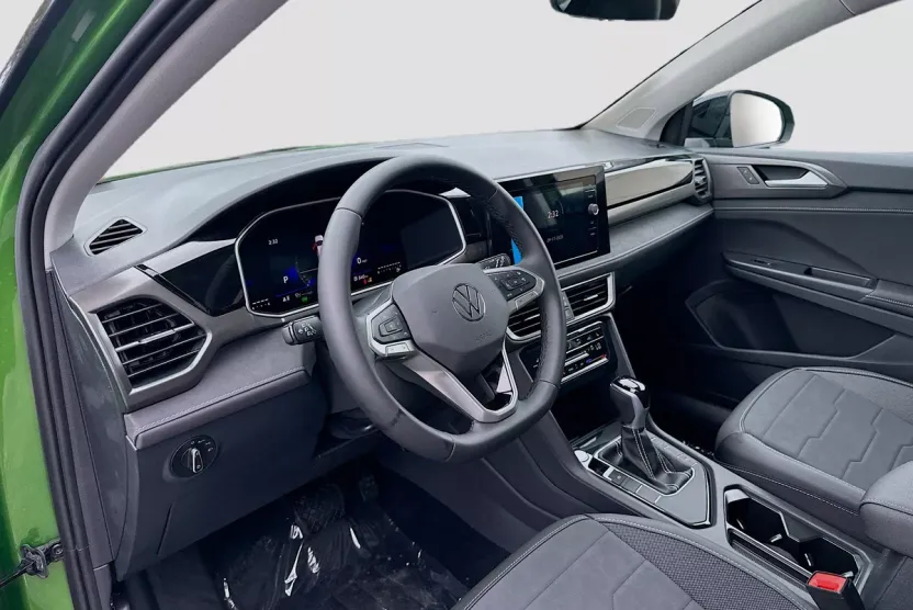 2025 Volkswagen Taos SE photo 1