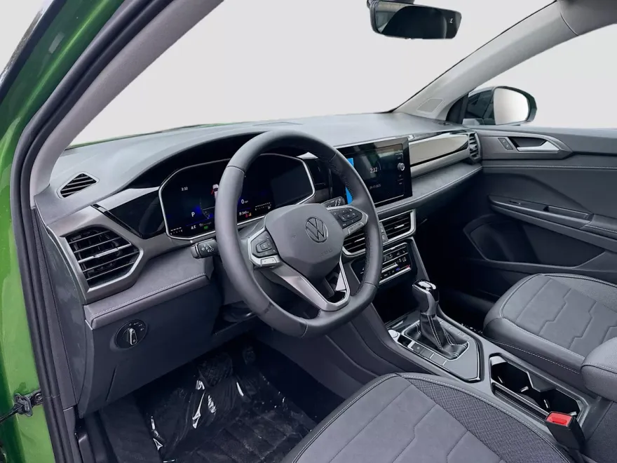 2025 Volkswagen Taos SE photo 1