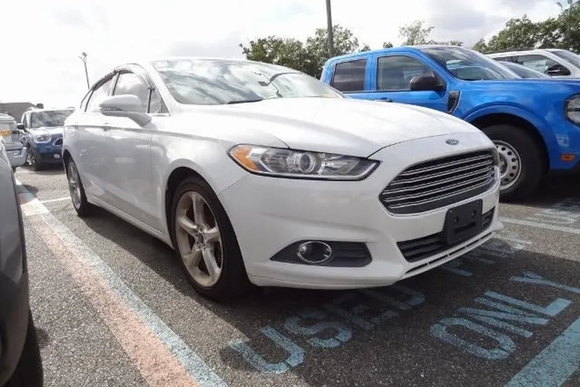 2015 Ford Fusion SE photo 1