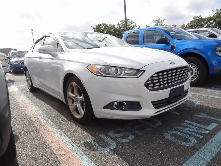 2015 Ford Fusion SE photo 1
