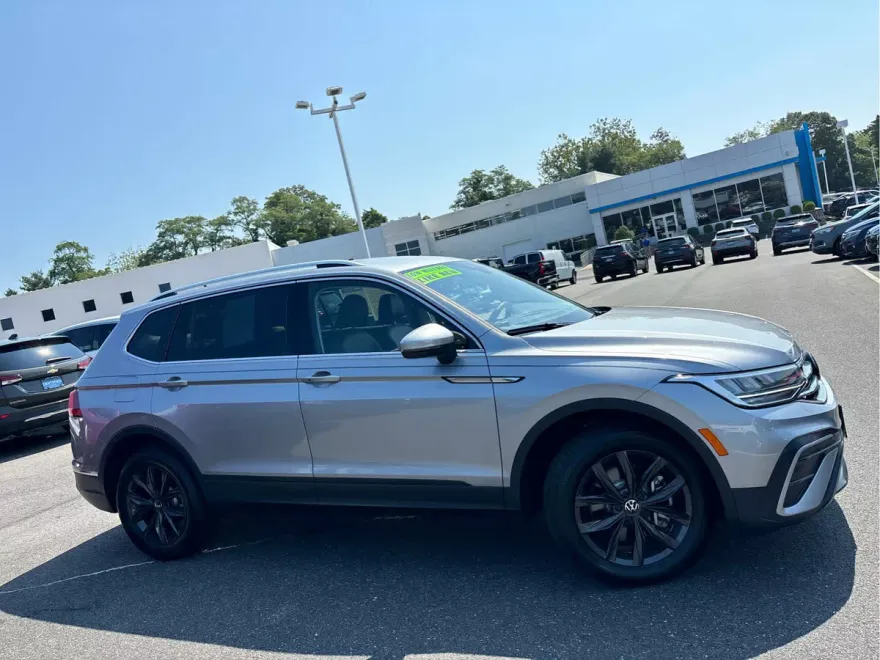 2024 Volkswagen Tiguan SE Wolfsburg Edition photo 1