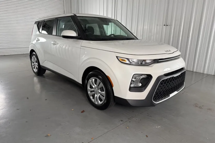 2022 Kia Soul LX photo 1