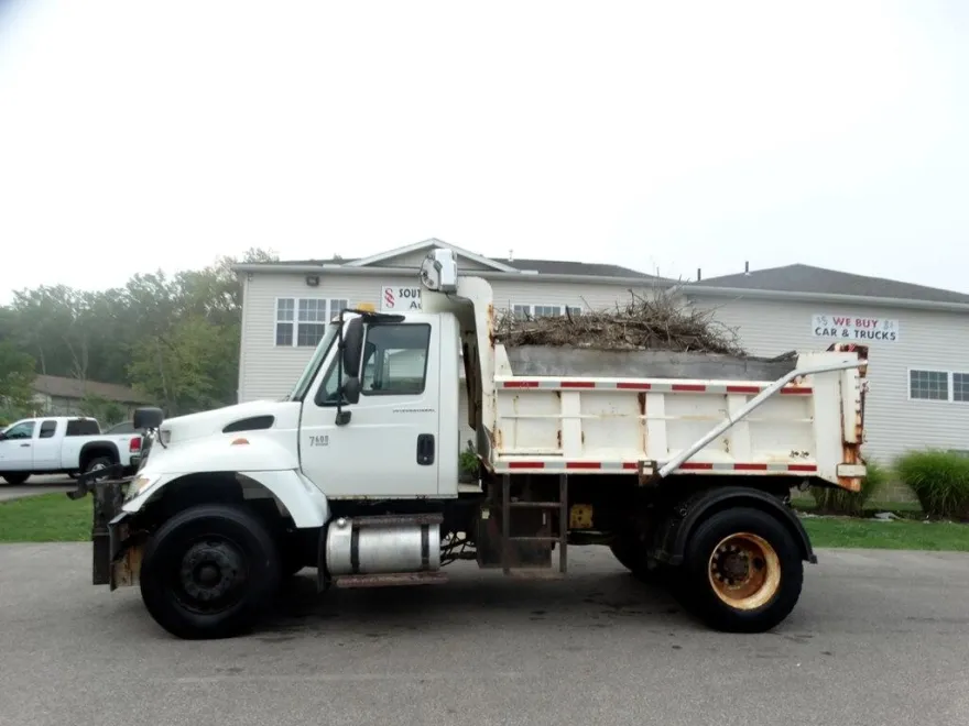 2005 International 7400 photo 1