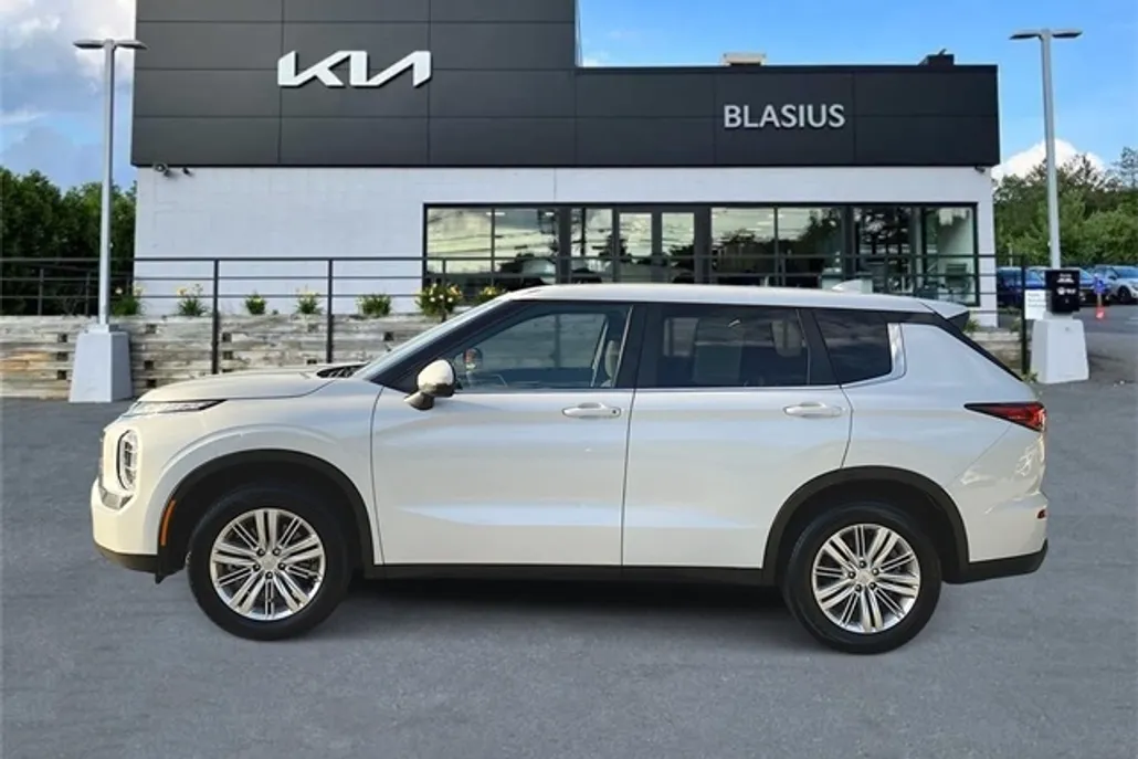 2023 Mitsubishi Outlander ES photo 1