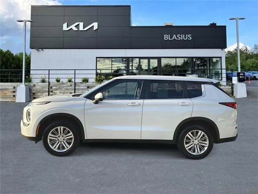 2023 Mitsubishi Outlander ES photo 1