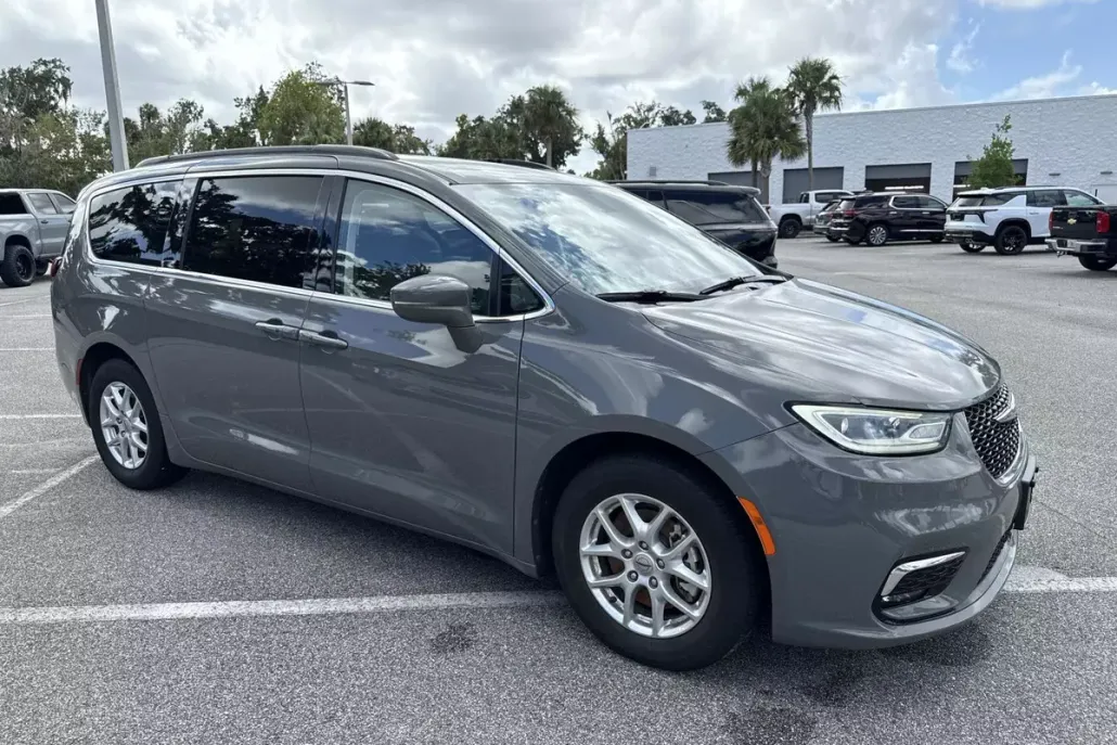 2022 Chrysler Pacifica Touring L photo 1