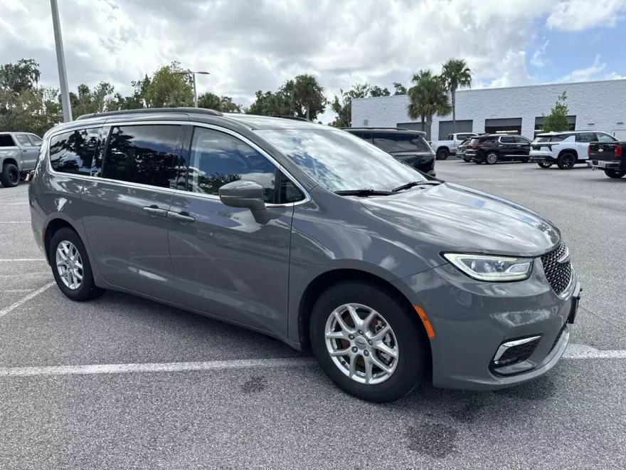 2022 Chrysler Pacifica Touring L photo 1