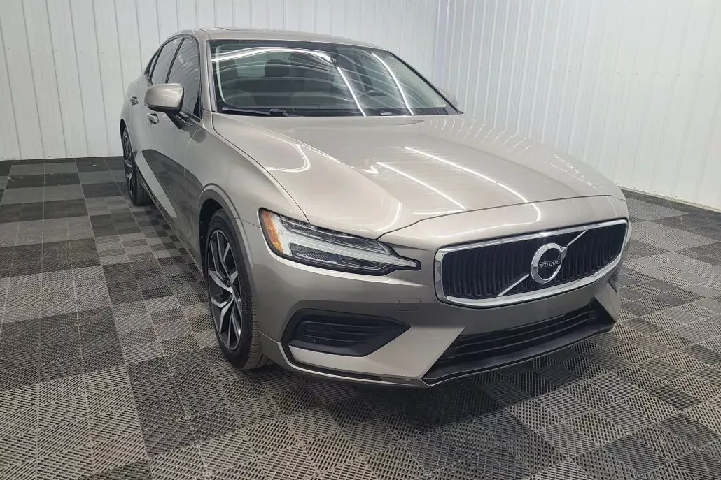 2020 Volvo S60 T6 Momentum photo 1