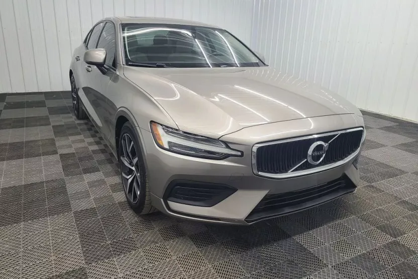 2020 Volvo S60 T6 Momentum photo 1