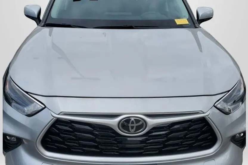 2023 Toyota Highlander LE photo 1