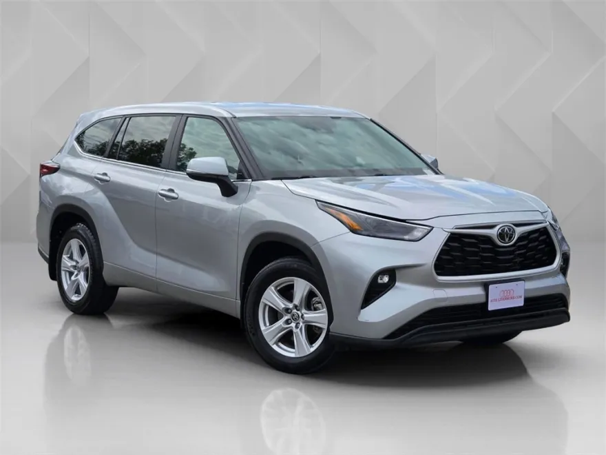 2024 Toyota Highlander LE photo 1