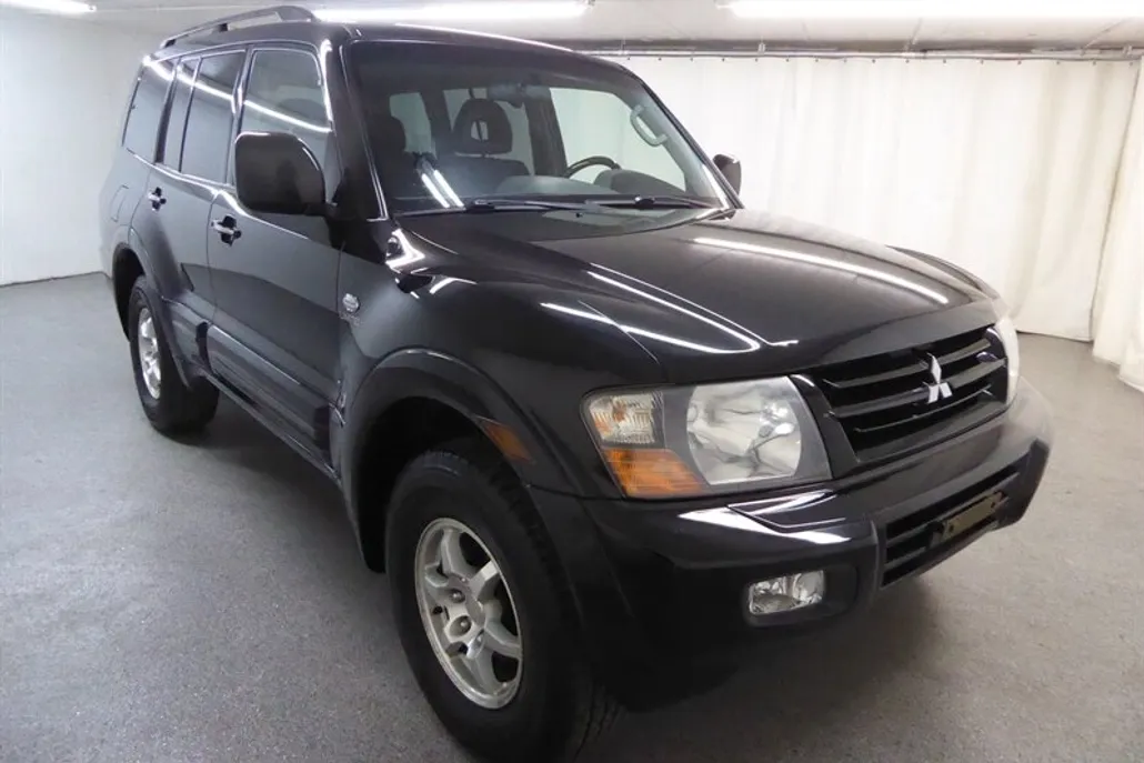2002 Mitsubishi Montero Limited photo 1