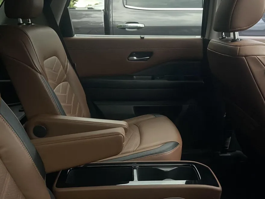 2022 Nissan Pathfinder Platinum photo 1