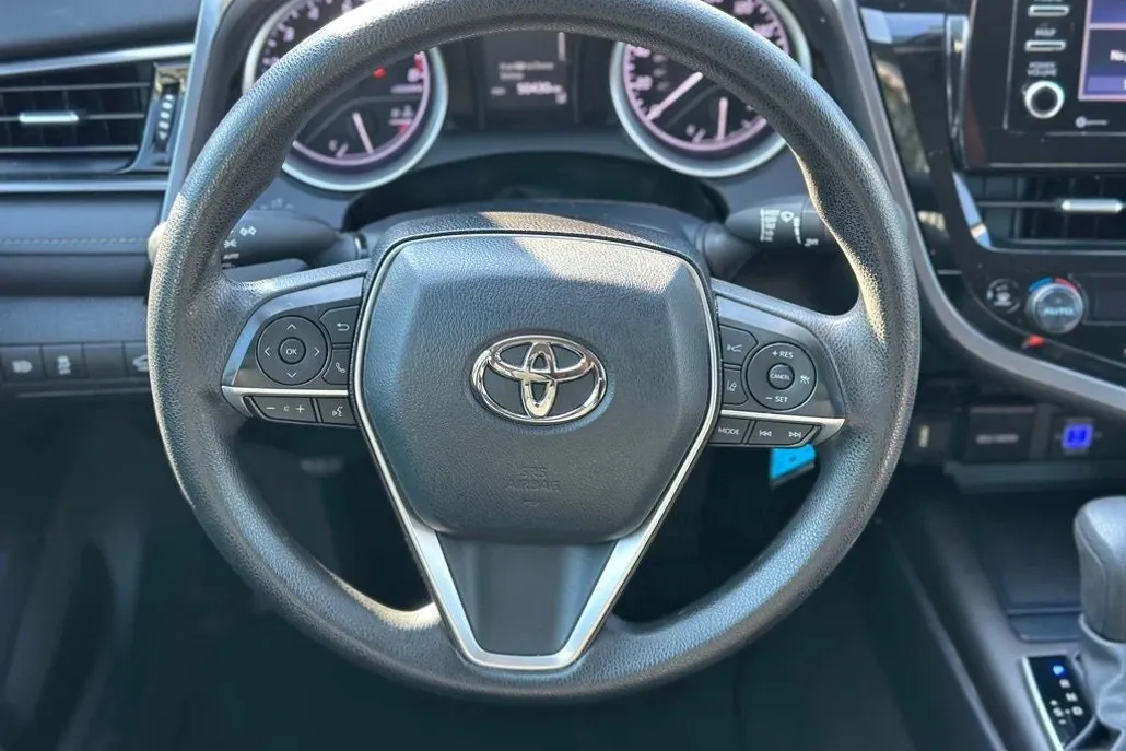 2023 Toyota Camry LE photo 1