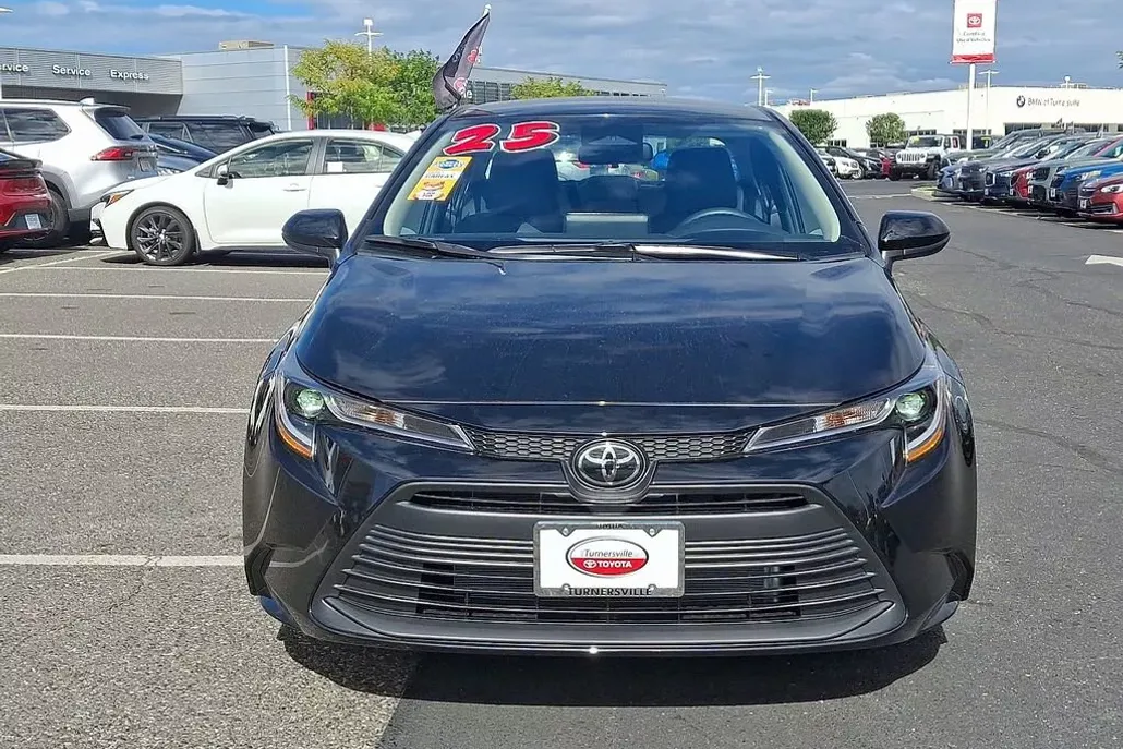 2025 Toyota Corolla LE photo 1