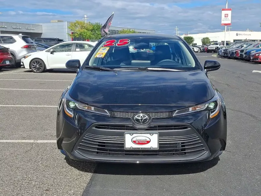2025 Toyota Corolla LE photo 1