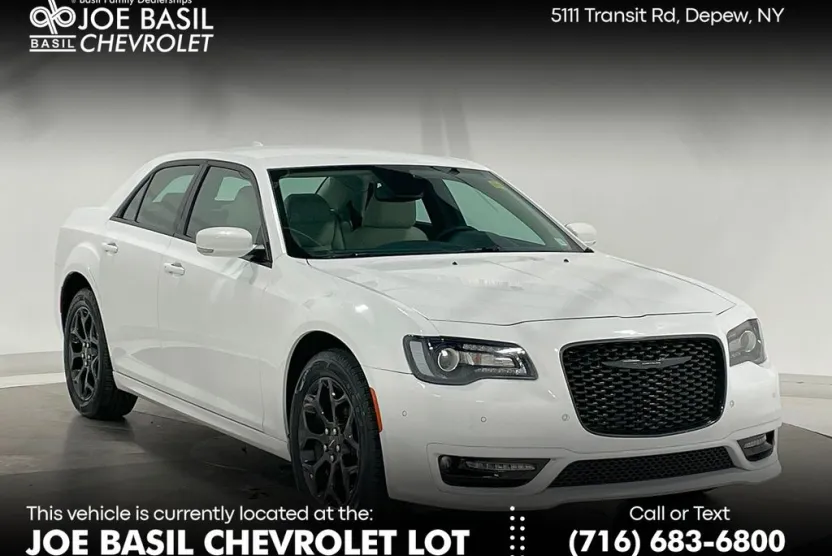 2023 Chrysler 300 Touring L photo 1